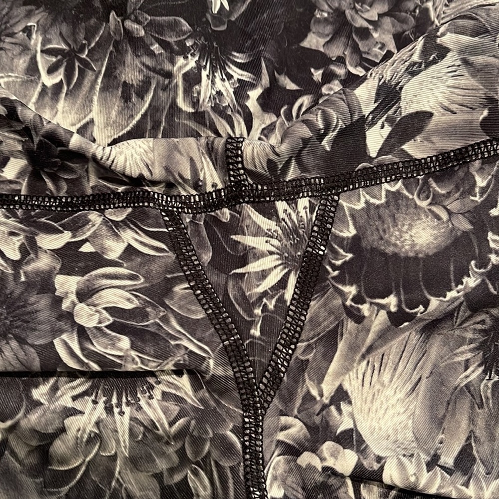 🐿️ Floral LuluLemon Leggings - Picture 5 of 7